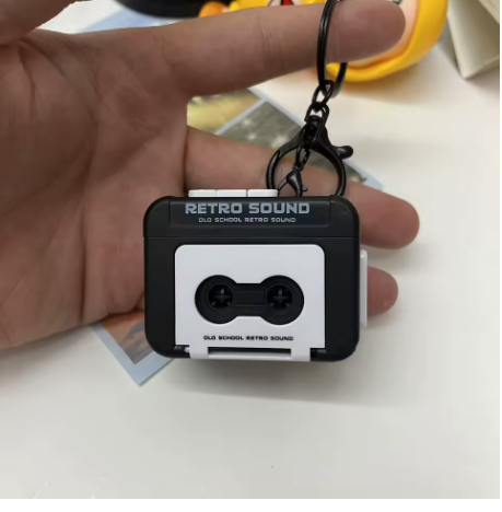 Mini Cassette Retro Musical - en mano